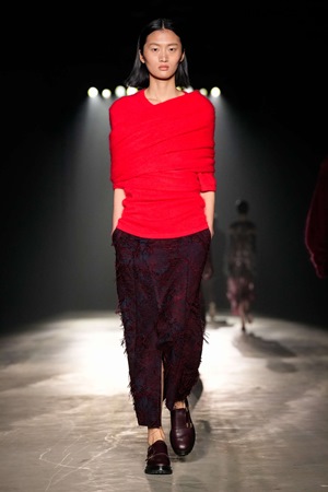 Jason Wu يخرج من منطقة الراحة إلى التطور في مجموعة خريف وشتاء 2024