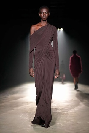 Jason Wu يخرج من منطقة الراحة إلى التطور في مجموعة خريف وشتاء 2024