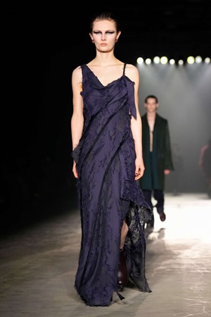 Jason Wu يخرج من منطقة الراحة إلى التطور في مجموعة خريف وشتاء 2024