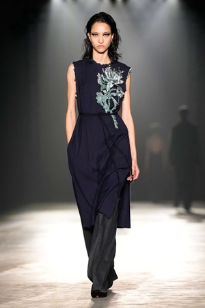 Jason Wu يخرج من منطقة الراحة إلى التطور في مجموعة خريف وشتاء 2024