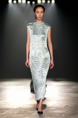 Jason Wu يخرج من منطقة الراحة إلى التطور في مجموعة خريف وشتاء 2024