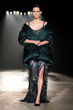 Jason Wu يخرج من منطقة الراحة إلى التطور في مجموعة خريف وشتاء 2024