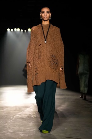Jason Wu يخرج من منطقة الراحة إلى التطور في مجموعة خريف وشتاء 2024