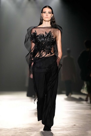 Jason Wu يخرج من منطقة الراحة إلى التطور في مجموعة خريف وشتاء 2024