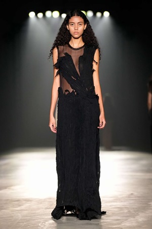 Jason Wu يخرج من منطقة الراحة إلى التطور في مجموعة خريف وشتاء 2024