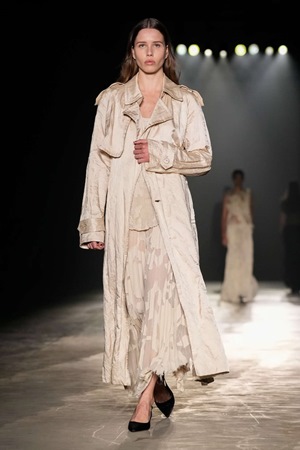 Jason Wu يخرج من منطقة الراحة إلى التطور في مجموعة خريف وشتاء 2024