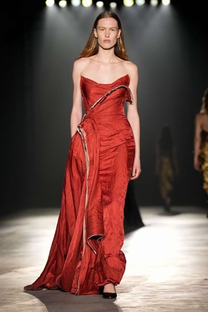 Jason Wu يخرج من منطقة الراحة إلى التطور في مجموعة خريف وشتاء 2024