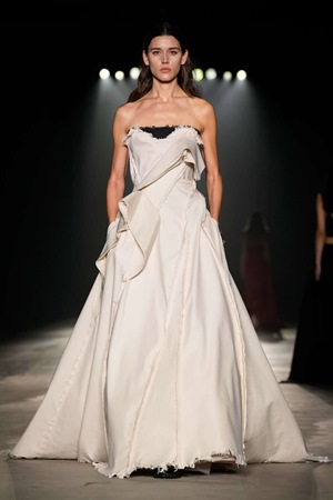 Jason Wu يخرج من منطقة الراحة إلى التطور في مجموعة خريف وشتاء 2024