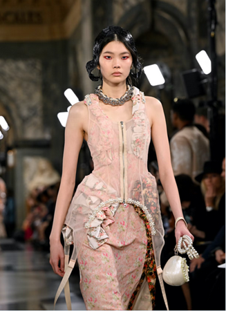 إليكِ إطلالات جمال مذهلة في أسبوع الموضة بلندن 2023