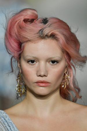 إليكِ إطلالات جمال مذهلة في أسبوع الموضة بلندن 2023