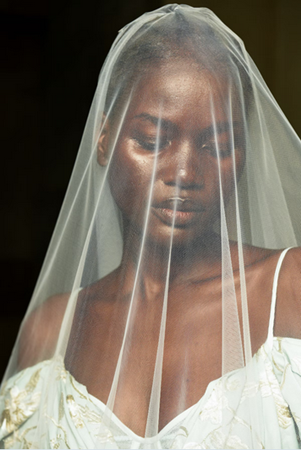 إليكِ إطلالات جمال مذهلة في أسبوع الموضة بلندن 2023