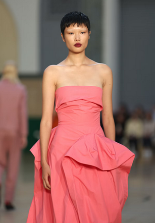 إليكِ إطلالات جمال مذهلة في أسبوع الموضة بلندن 2023