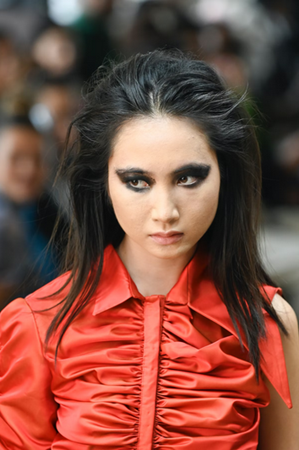 إليكِ إطلالات جمال مذهلة في أسبوع الموضة بلندن 2023