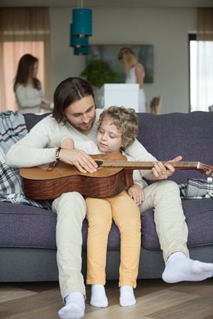 4 مهارات تربوية تساعدك في تربية طفلك