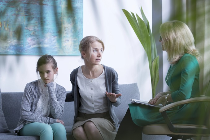 5 حالات تستوجب التواصل مع معلمة طفلك