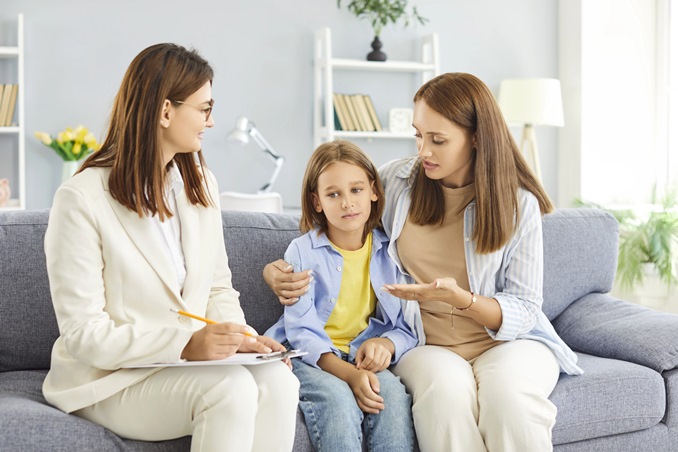 5 حالات تستوجب التواصل مع معلمة طفلك