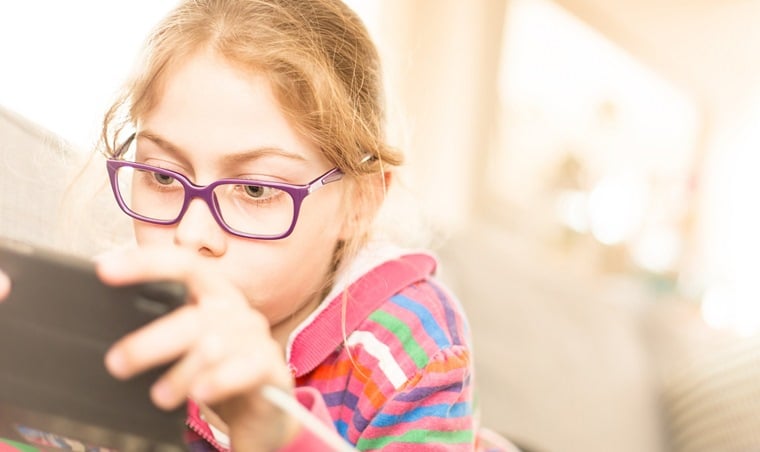 الأجهزة الإلكترونية قد تصيب طفلك بقصر النظر