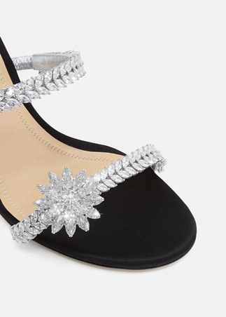 استعدي لتجديد إطلالتك في موسم الأعياد