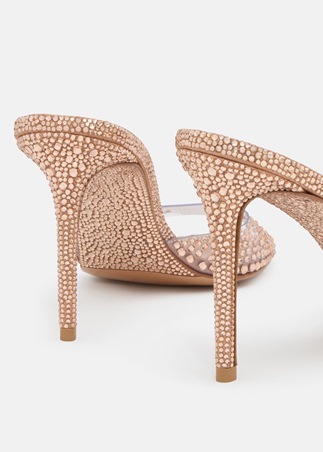 استعدي لتجديد إطلالتك في موسم الأعياد