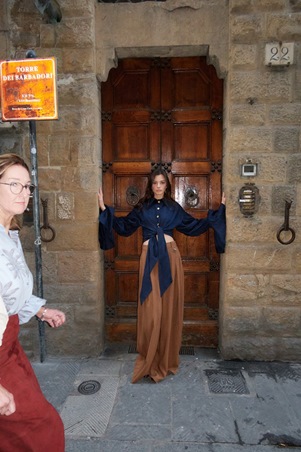 إطلالتك بروح عصرية وقوية من وحي فلورنسا