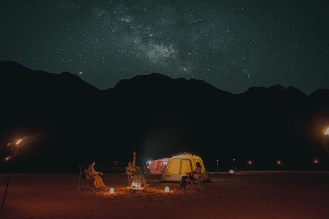 احتفلوا بأمسية رأس السنة تحت نجوم سماء الشارقة في صحراء مليحة