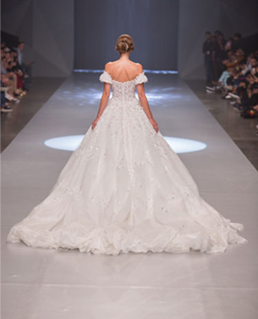 فساتين دانتيل بألوان الربيع في عرض Michael Cinco بالفاشون فورورد في دبي