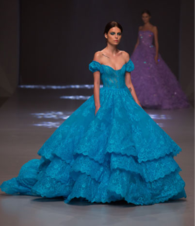 فساتين دانتيل بألوان الربيع في عرض Michael Cinco بالفاشون فورورد في دبي