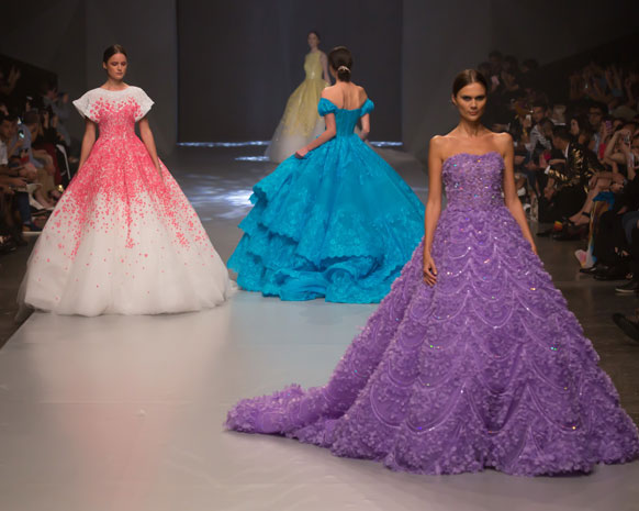 فساتين دانتيل بألوان الربيع في عرض Michael Cinco بالفاشون فورورد في دبي