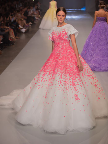 فساتين دانتيل بألوان الربيع في عرض Michael Cinco بالفاشون فورورد في دبي
