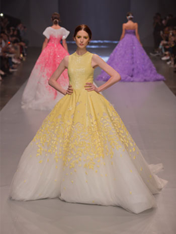 فساتين دانتيل بألوان الربيع في عرض Michael Cinco بالفاشون فورورد في دبي