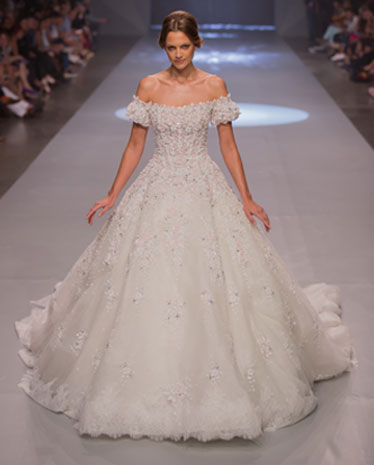 فساتين دانتيل بألوان الربيع في عرض Michael Cinco بالفاشون فورورد في دبي