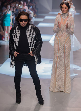 فساتين دانتيل بألوان الربيع في عرض Michael Cinco بالفاشون فورورد في دبي