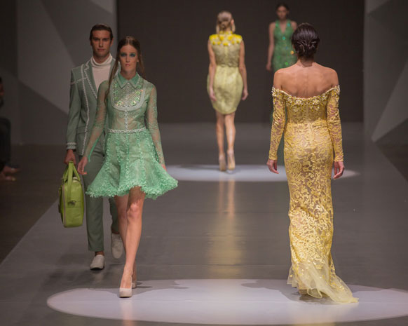 فساتين دانتيل بألوان الربيع في عرض Michael Cinco بالفاشون فورورد في دبي