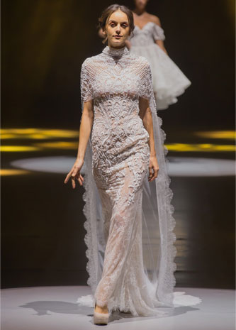 فساتين دانتيل بألوان الربيع في عرض Michael Cinco بالفاشون فورورد في دبي