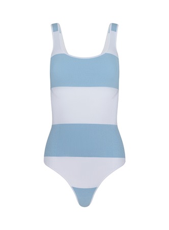 لحظات بعد الغروب: أناقة L’AGENCE لربيع 2026