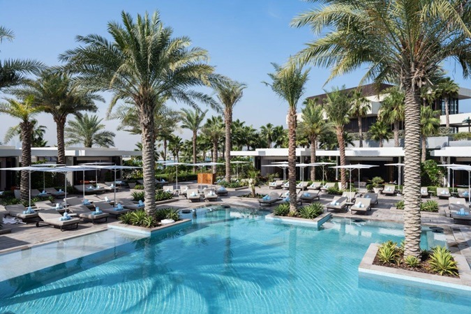 استمتعوا بوجبة غداء وسط أجواء الاستجمام بجوار المسبح في Nobu by the Beach