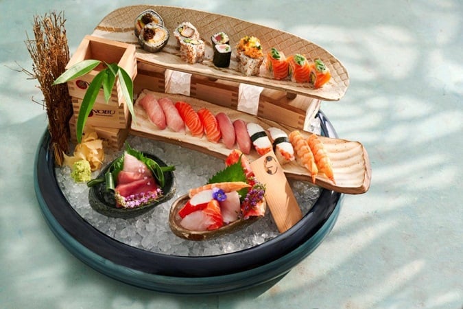 استمتعوا بوجبة غداء وسط أجواء الاستجمام بجوار المسبح في Nobu by the Beach