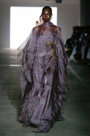 أسبوع نيويورك للموضة: Prabal Gurung يترجم الحزن والفرح في مجموعة خريف وشتاء 2024