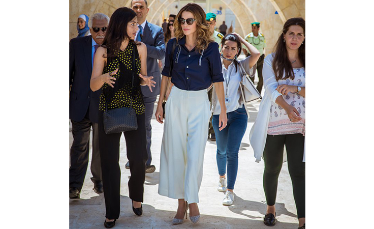 هذه هي إطلالة الملكة رانيا الرسمية المثالية للصيف