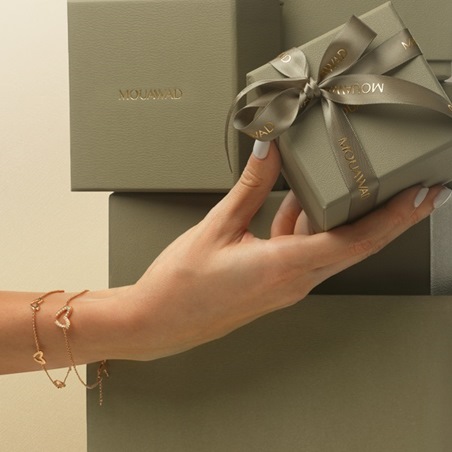 وميض الأمنيات: مجوهرات معوّض تلامس القلب هذا الموسم