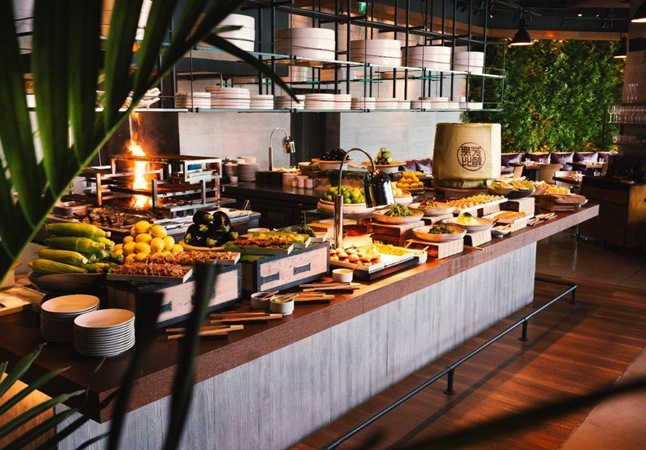 ننصحكم به: برانش مع محطّة طهي حيّ أسبوعياً  في مطعم Roka Dubai