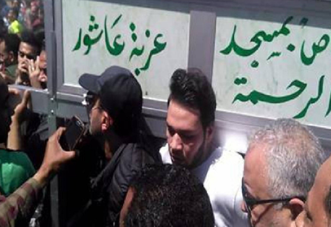 محاصرة أحمد السقا في جنازة محمود الجندي.. والشرطة تتدخل