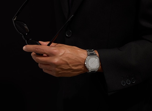 BR-05 GREY MIRROR STEEL : هدية الأعياد المثالية لشريك حياتك