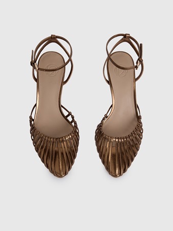 أناقة تنبض بالسحر... مجموعة 12STOREEZ الجديدة