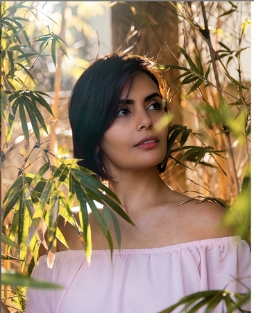 أمل الشهراني تكسر القيود الخليجية وترتدي بكيني على البحر وانتقادات حادة لها