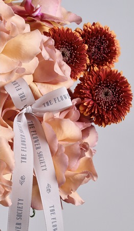 The Flower Society تستقبل الخريف بباقة من الدفء والألوان المستوحاة من صيحات الموسم