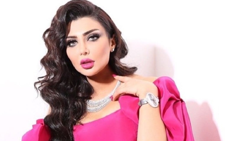 أمل العوضي تثير الجدل بعد أنباء اعتزالها وزواجها من رجل سياسي معروف