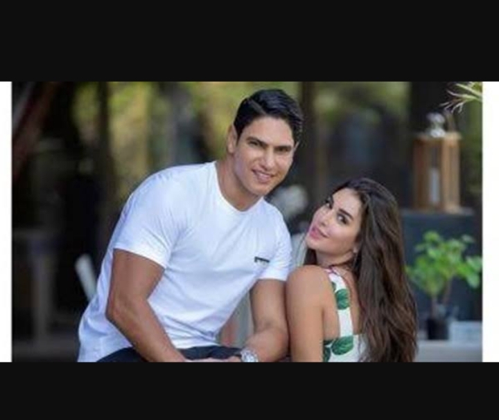 أحمد أبو هشيمة يشارك ياسمين صبري وشقيقها جولة بالسيارة