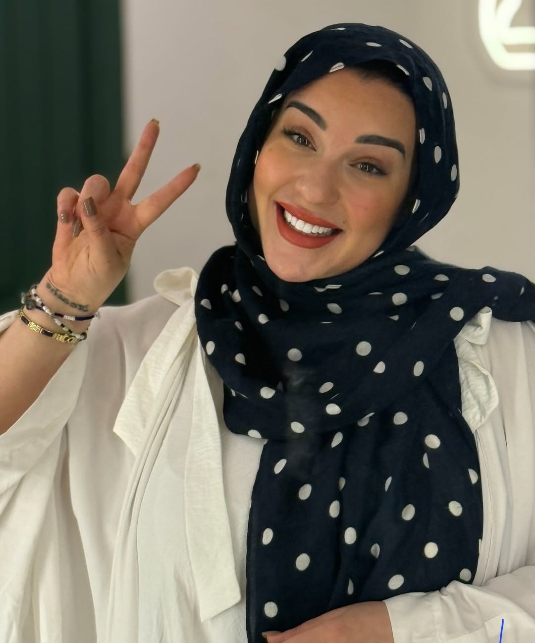 أسما شريف منير منير ترتدي الحجاب وتحذف صورها بدونه