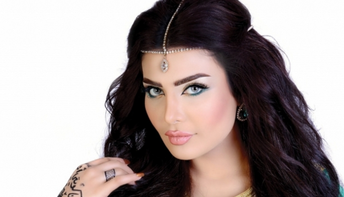 مذيع كويتي يُحرج أمل العوضي حول زواجها على الهواء